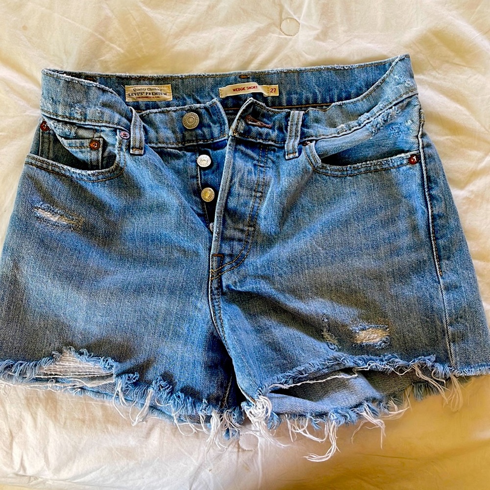 Women’s, Levi’s Wedgie Shorts. Button fly. Great condition, size 27